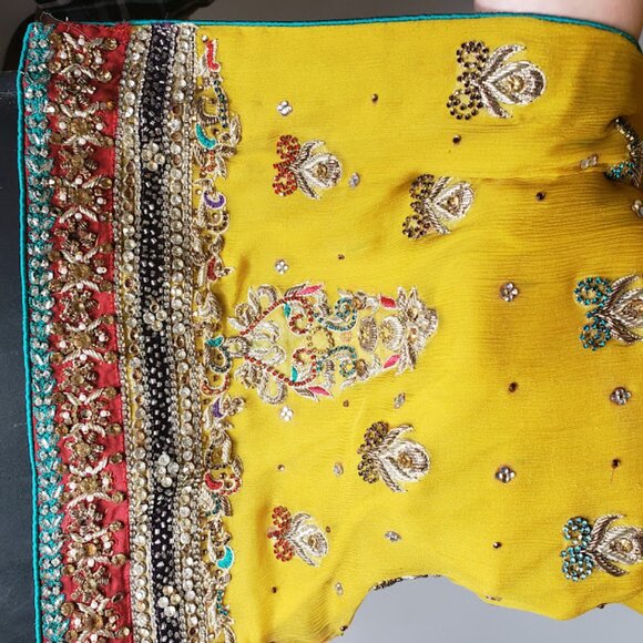 DESI SUIT Large - DRESS - Pakistani Suit - Worn once - Picture 5 of 7